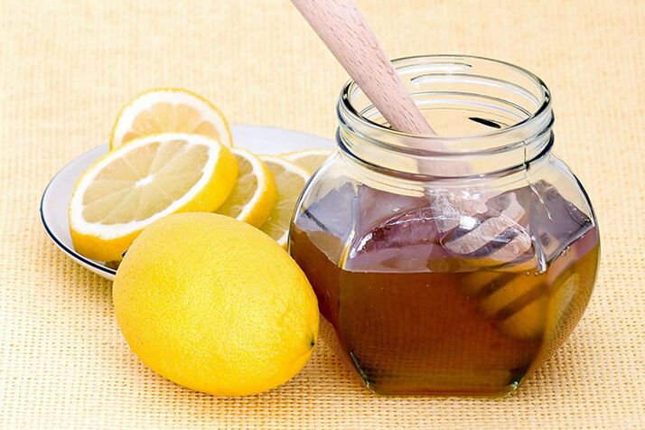 Lemon dan madu adalah bahan untuk topeng yang mencerahkan dan menegangkan kulit wajah dengan sempurna